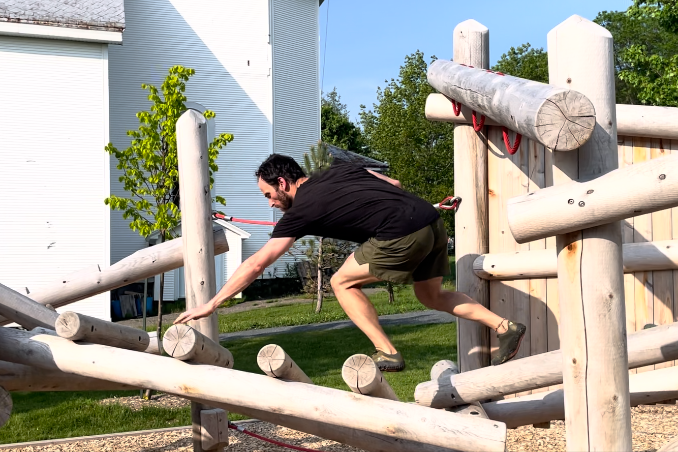 David en mouvement dans les modules du parc-école